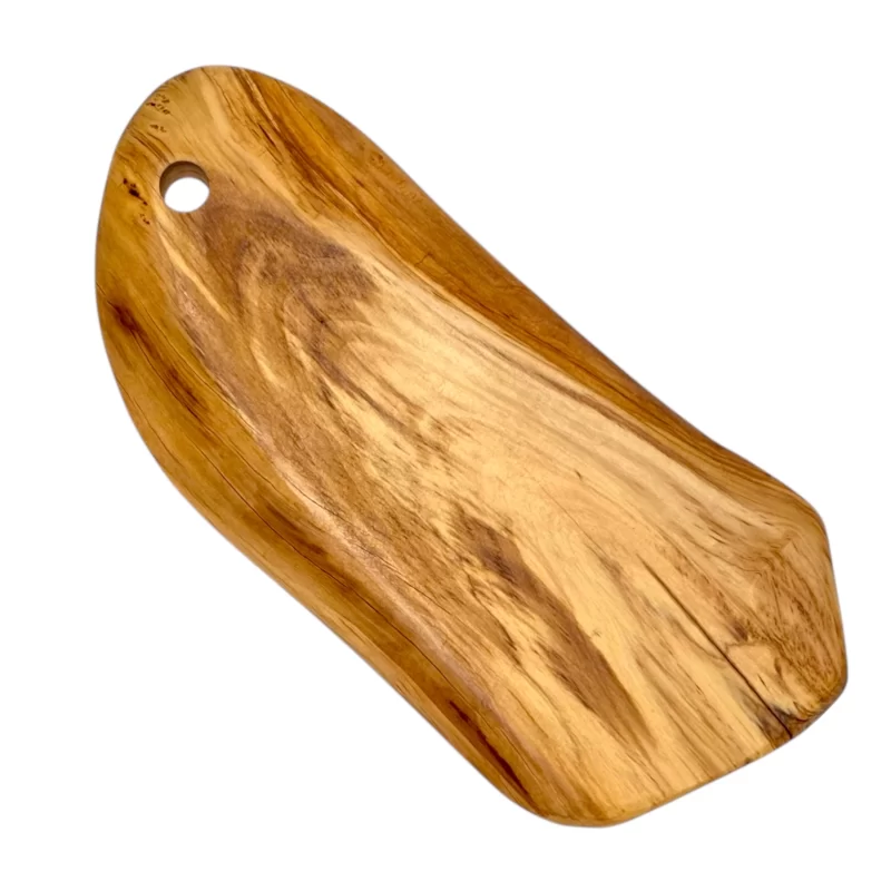 Tagliere in legno massello di ulivo dalla forma irregolare con foro per appendere.