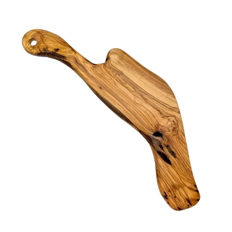 Tagliere in legno massello di ulivo dalla forma irregolare con foro per appendere.