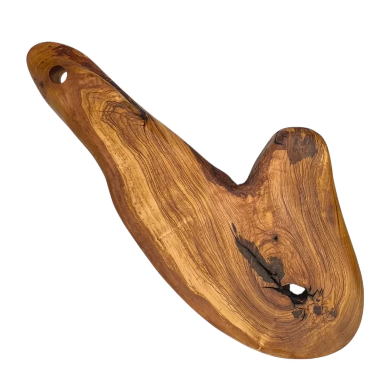 Tagliere grande in legno massello di ulivo dalla forma irregolare con foro per appendere.
