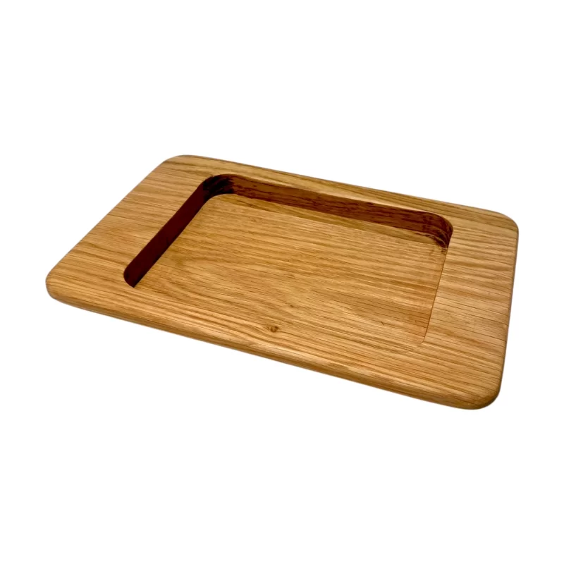 Vassoio in legno massello con incavo centrale, ideale per pietanze gourmet o come svuota tasche decorativo.