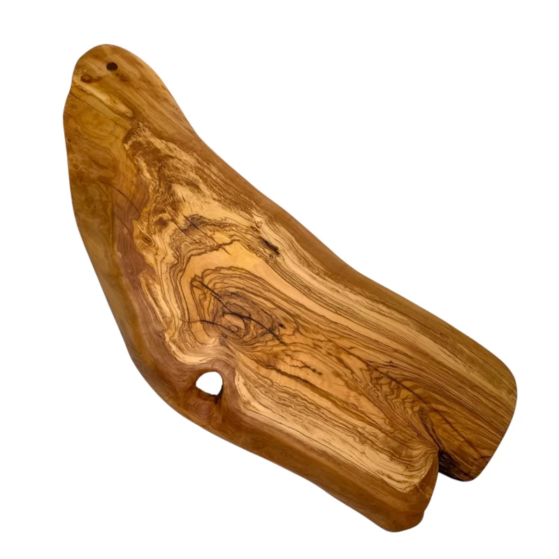 Tagliere grande in legno massello di ulivo dalla forma irregolare con foro per appendere.